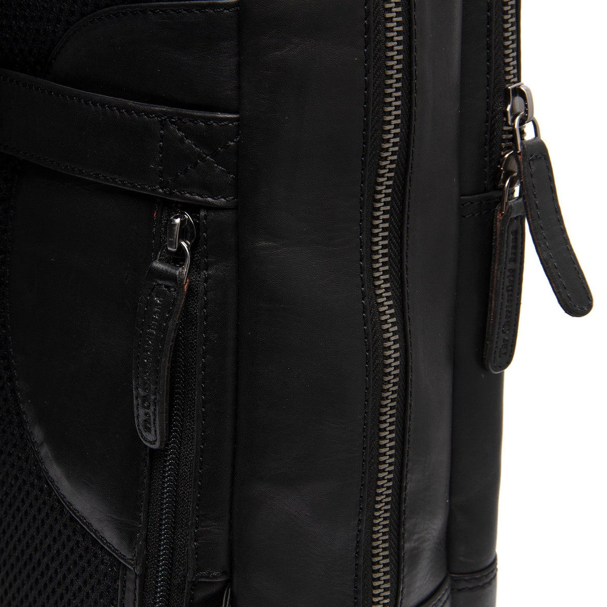 
Solid Antique Brass Hardware & Heavy-Duty Dual Zipper Detail on Nicola حقيبة ظهر جلدية للابتوب
