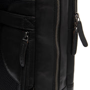 
Solid Antique Brass Hardware & Heavy-Duty Dual Zipper Detail on Nicola حقيبة ظهر جلدية للابتوب