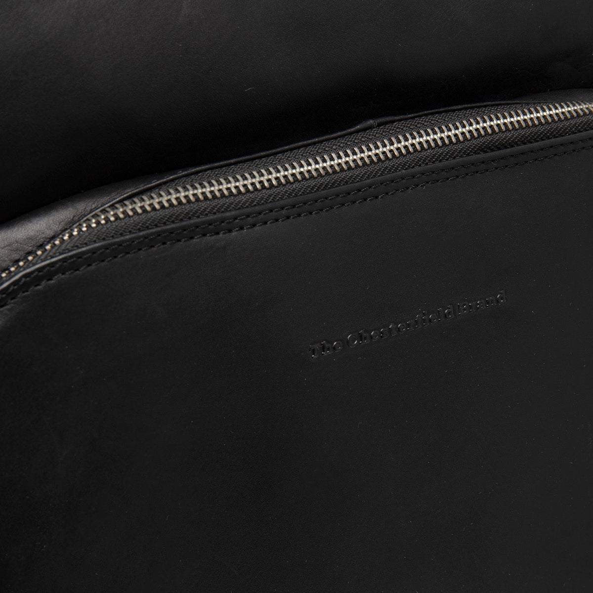 
عرض البطانة الداخلية Showing Dedicated Padded Laptop Sleeve & Multi-Compartment Organization