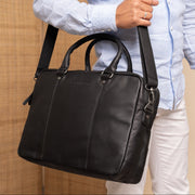 
Classic 100% Full-Grain leather Briefcase - عرض خلفي يوضح أحزمة الجلد المقواة والخياطة المتقنة