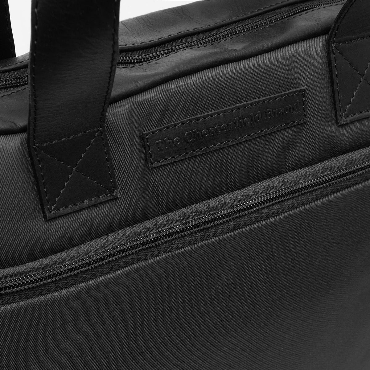 
عرض البطانة الداخلية Showing Dedicated Padded Laptop Sleeve & Multi-Compartment Organization