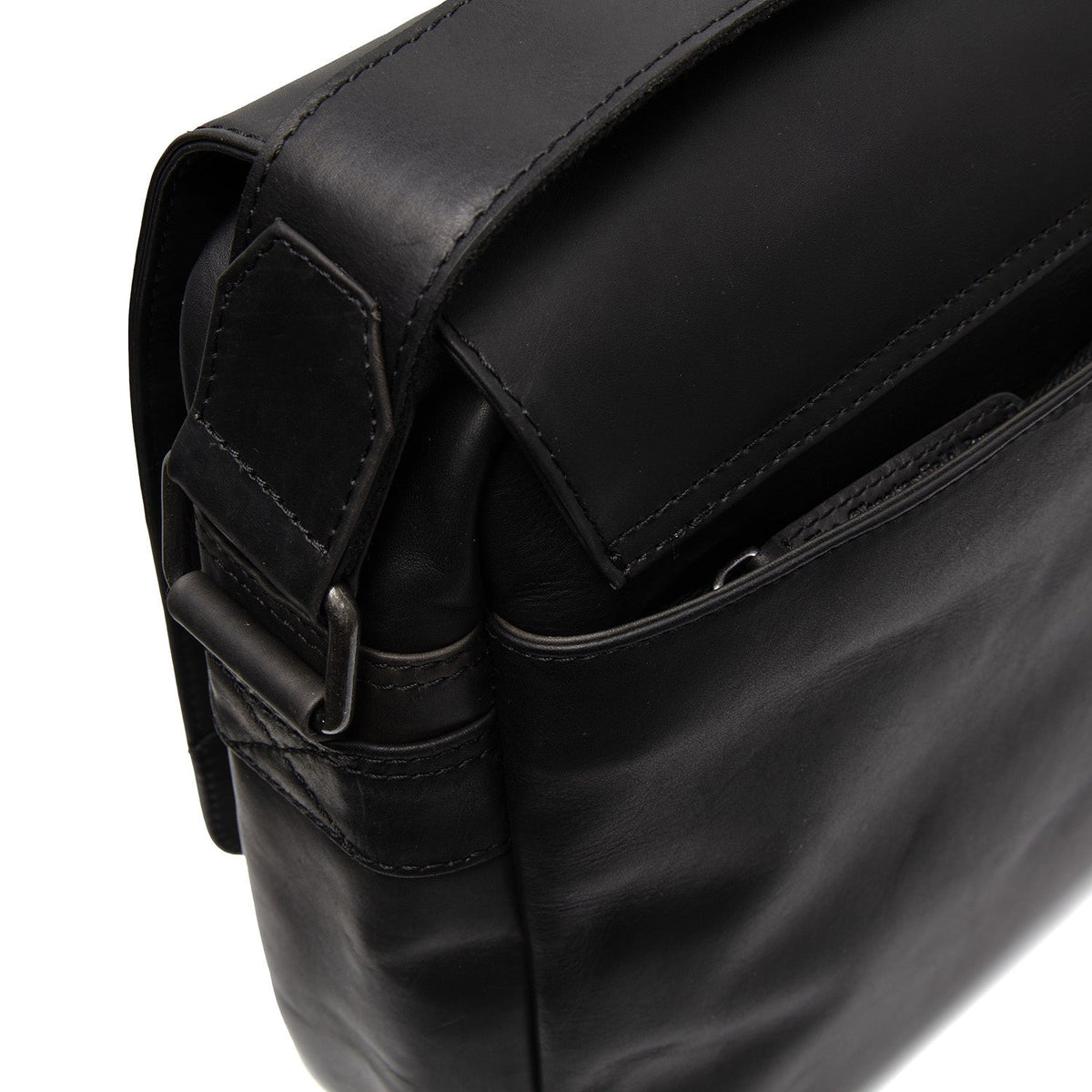 
Solid Antique Brass Hardware & Heavy-Duty Dual Zipper Detail on Richard حقيبة لابتوب جلدية