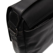
Solid Antique Brass Hardware & Heavy-Duty Dual Zipper Detail on Richard حقيبة لابتوب جلدية