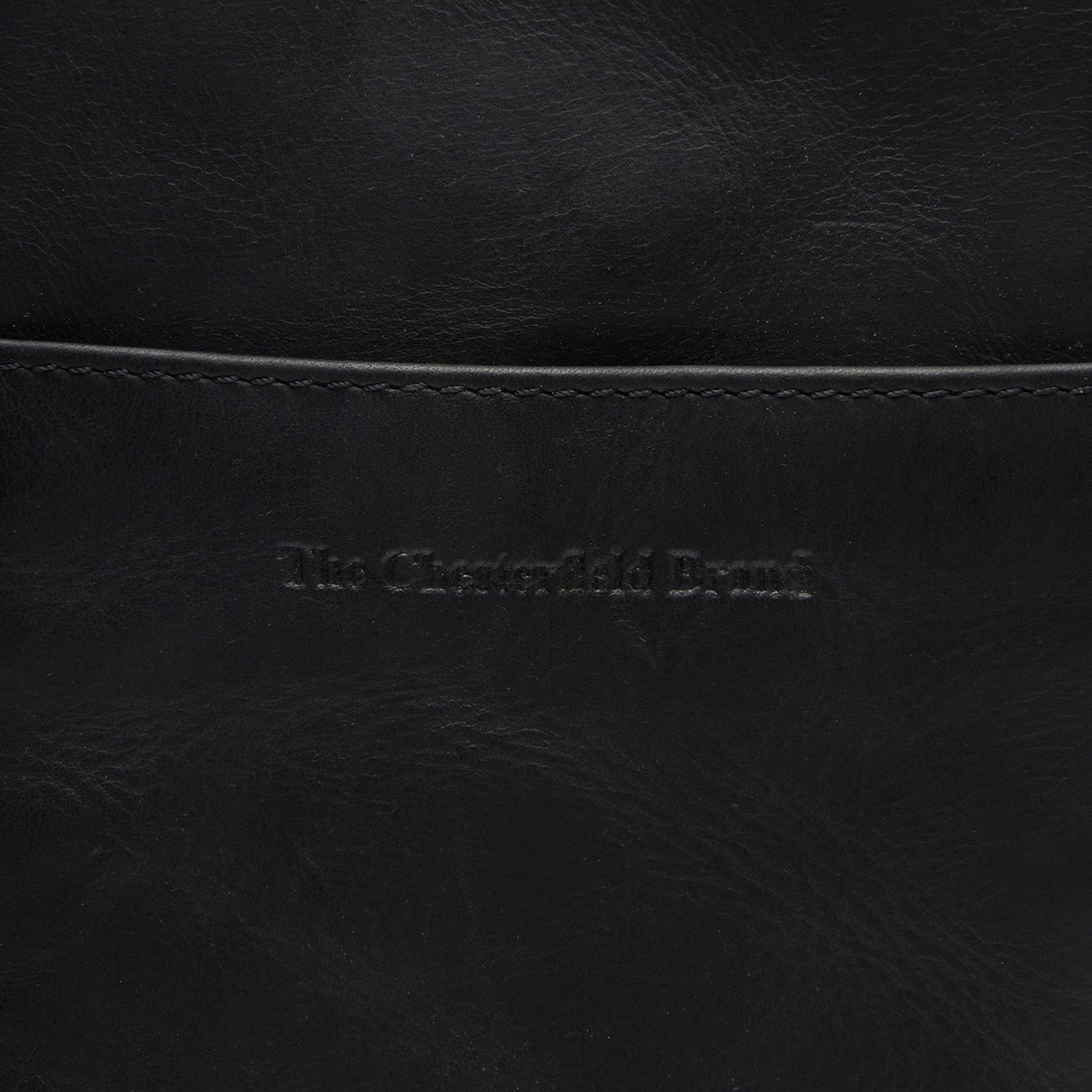 Close-Up Detail of Classic Collar &amp; Heavy-Duty Zipper Hardware on Alesund Full-Grain Leather Phone Bag نسائي