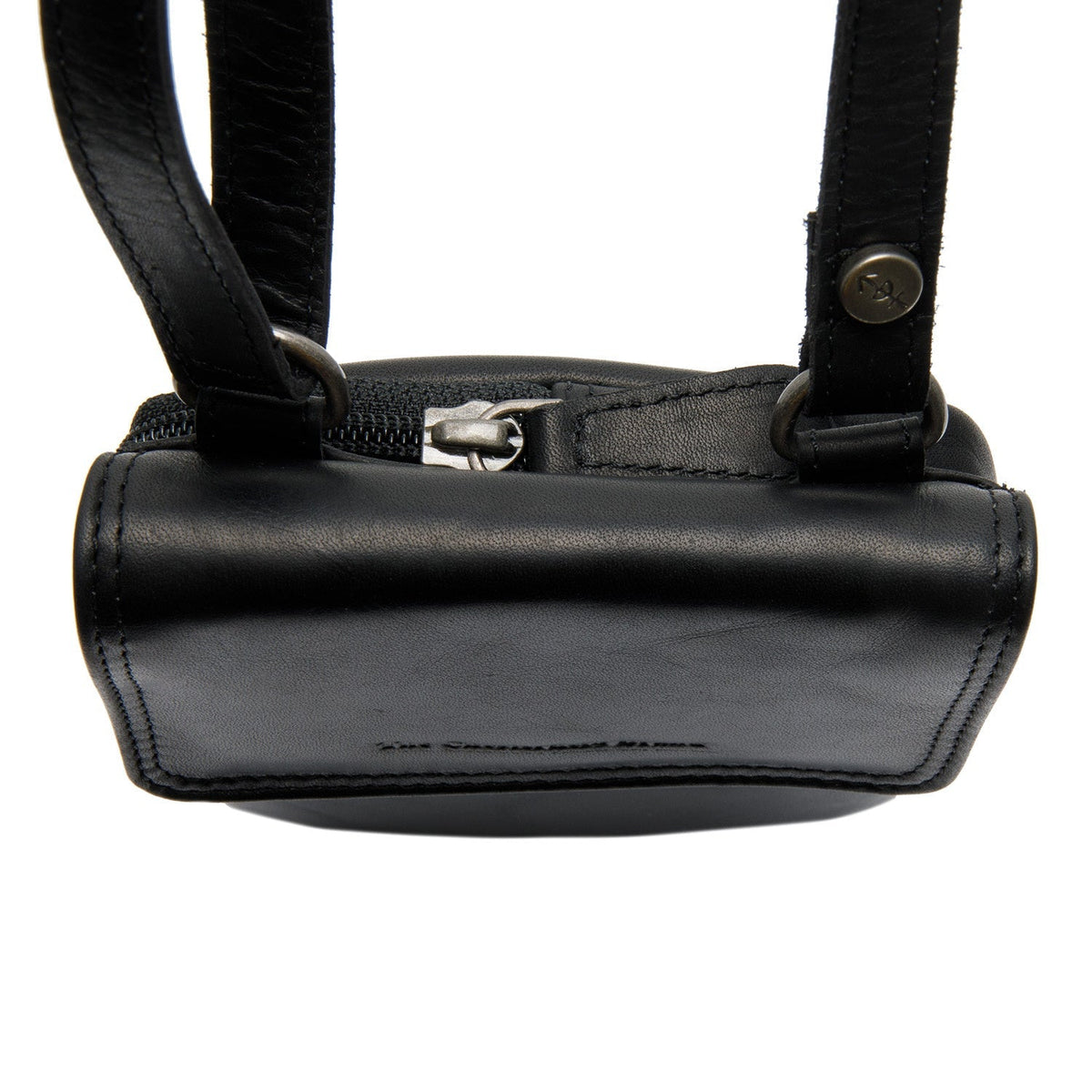 Close-Up Detail of Classic Collar &amp; Heavy-Duty Zipper Hardware on Langley Full-Grain Leather Phone Bag نسائي