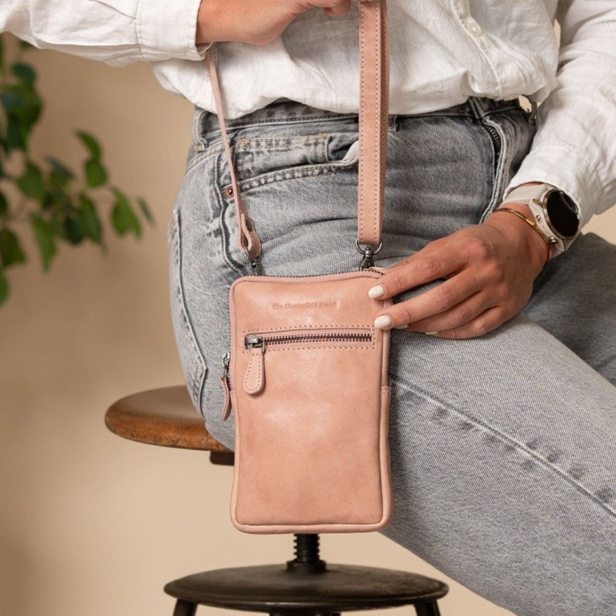 Salta Full-Grain Leather Phone Bag نسائي – alternate product view 2