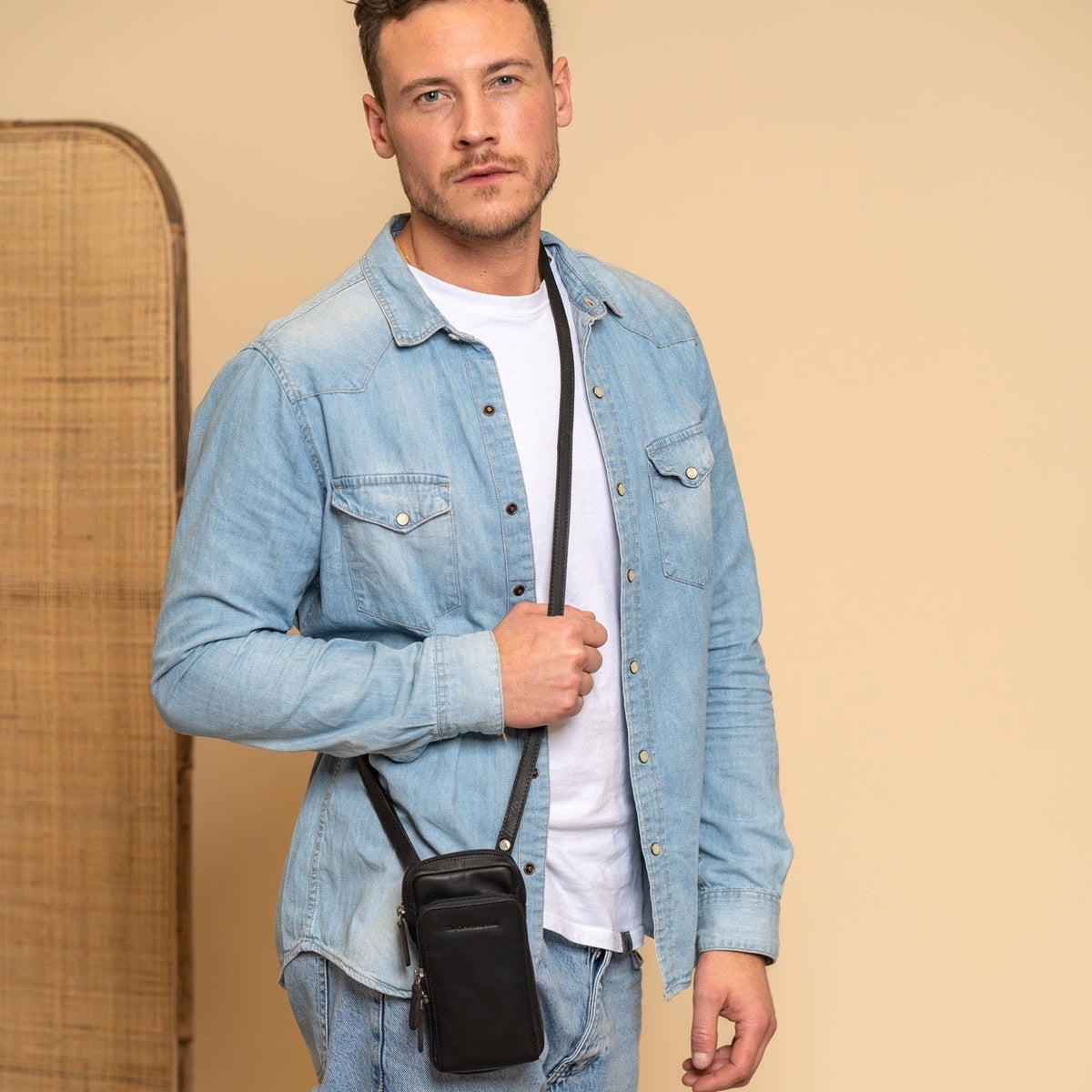 Valdes Full-Grain Leather Phone Bag نسائي - Lateral Side Profile View Showing Sleeve Cut &amp; Athletic Taper Fit