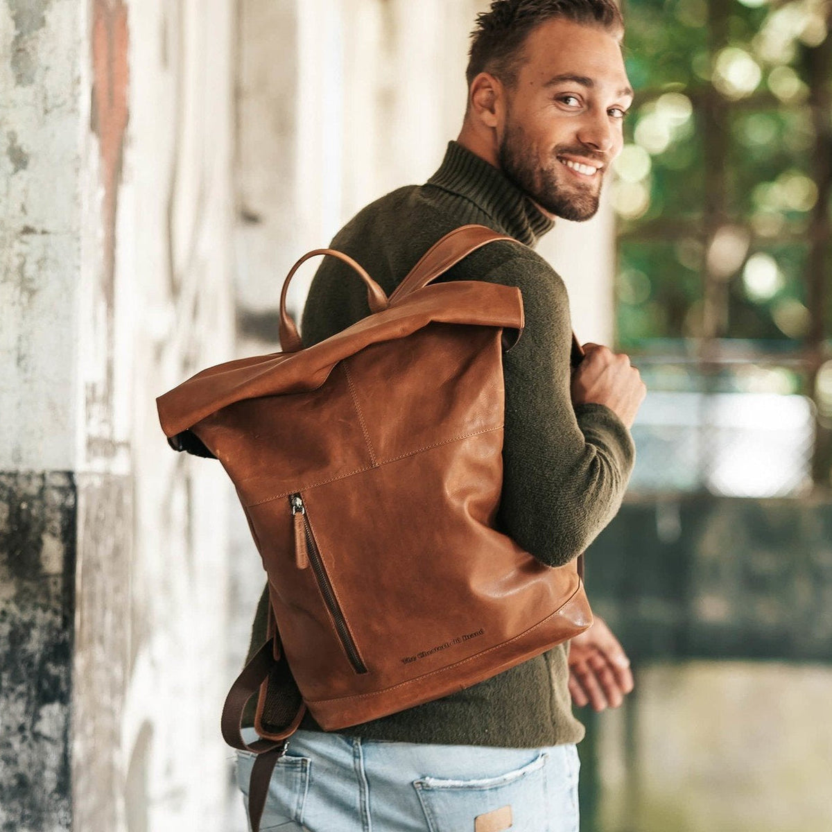 Liverpool Full-Grain Leather Roll-top Backpack نسائي – alternate product view 2