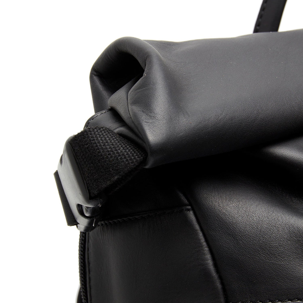 Mazara Full-Grain Leather Roll-top Backpack نسائي - Structured Side Profile Showing Gusset Depth &amp; Expansion Capacity