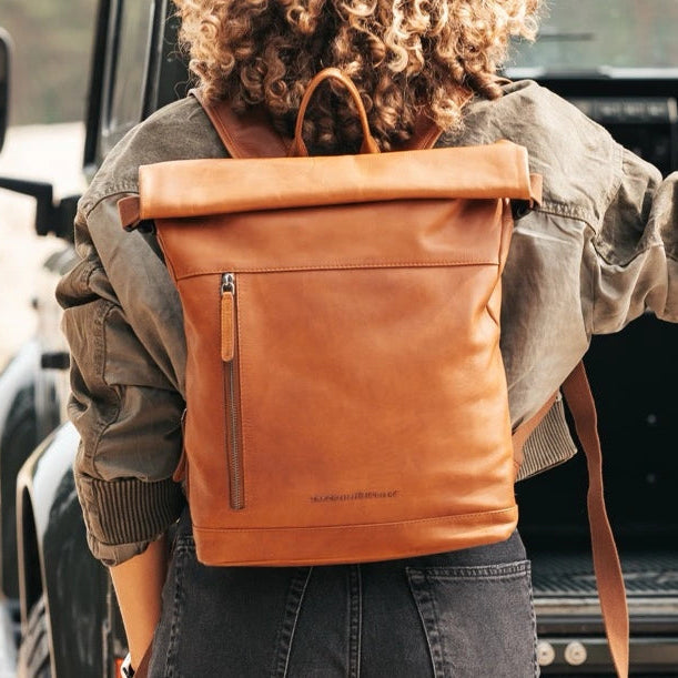 Mazara Full-Grain Leather Roll-top Backpack نسائي – alternate product view 2