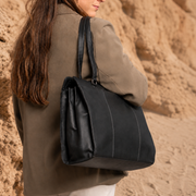 
Classic 100% Full-Grain leather Bag - عرض خلفي يوضح أحزمة الجلد المقواة والخياطة المتقنة