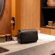 
Classic 100% Full-Grain leather Goods - عرض خلفي يوضح تفصيل الأكتاف المتقن والحاشية النظيفة