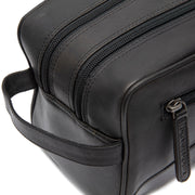 Close-Up Detail of Classic Collar &amp; Heavy-Duty Zipper Hardware on Stacey Full-Grain Leather Toiletry Bag نسائي