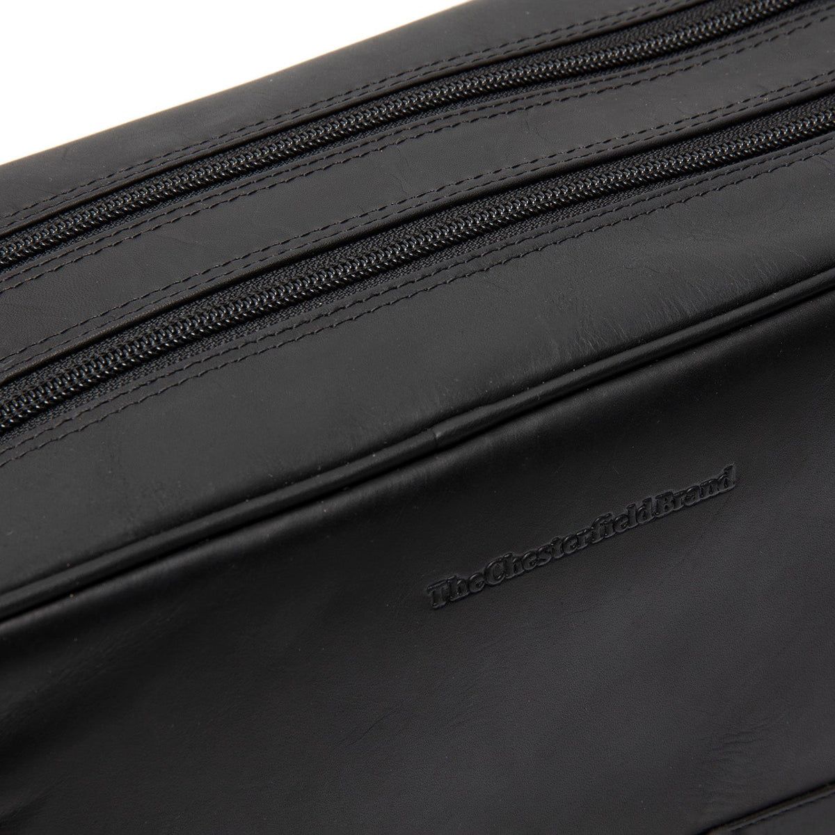 Close-Up Detail of Classic Collar &amp; Heavy-Duty Zipper Hardware on Stefan Full-Grain Leather Toiletry Bag نسائي