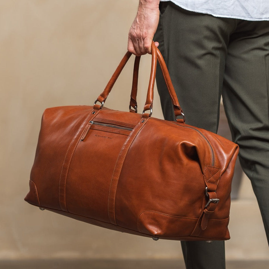 
Classic 100% Full-Grain Leather Duffle Bag - عرض خلفي يوضح أحزمة الجلد المقواة والخياطة المتقنة