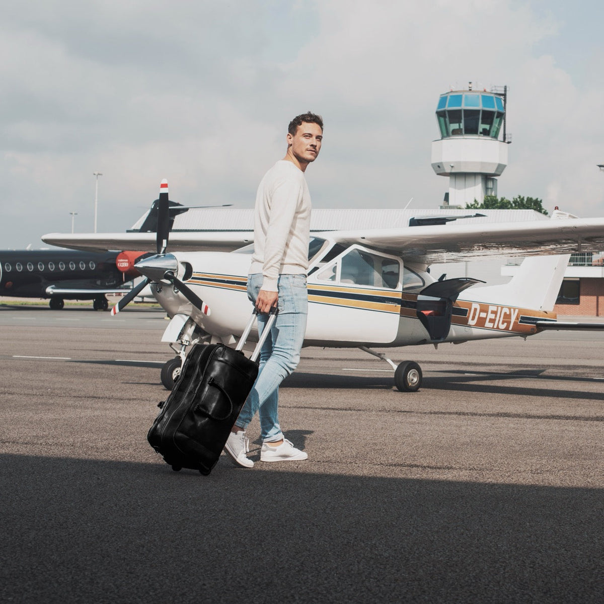 Leather Weekender Trolley Jayven نسائي - Structured Side Profile Showing Gusset Depth &amp; Expansion Capacity
