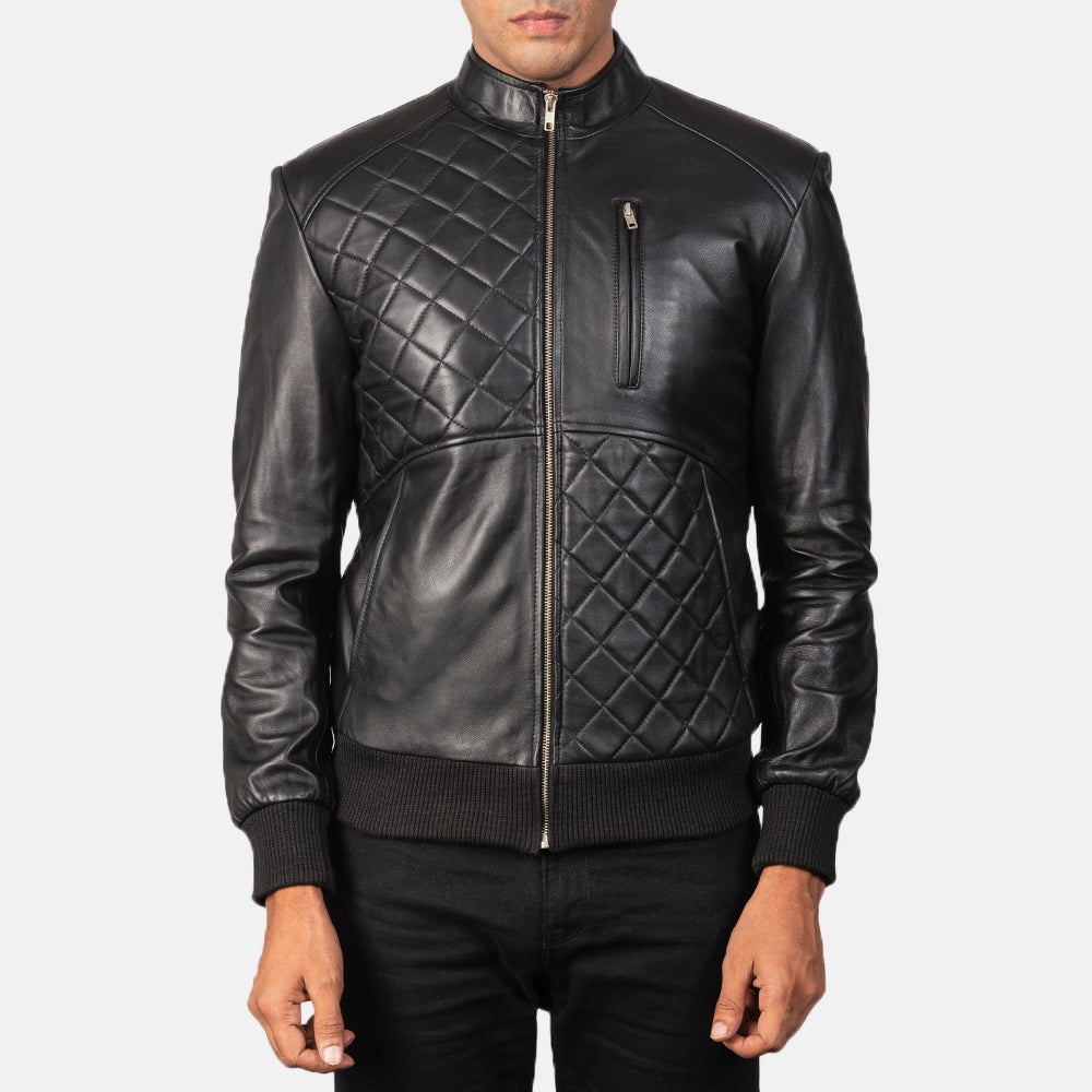 
تفاصيل مقربة of Band & Zipper Hardware on Moda Black Leather Bomber Jacket
