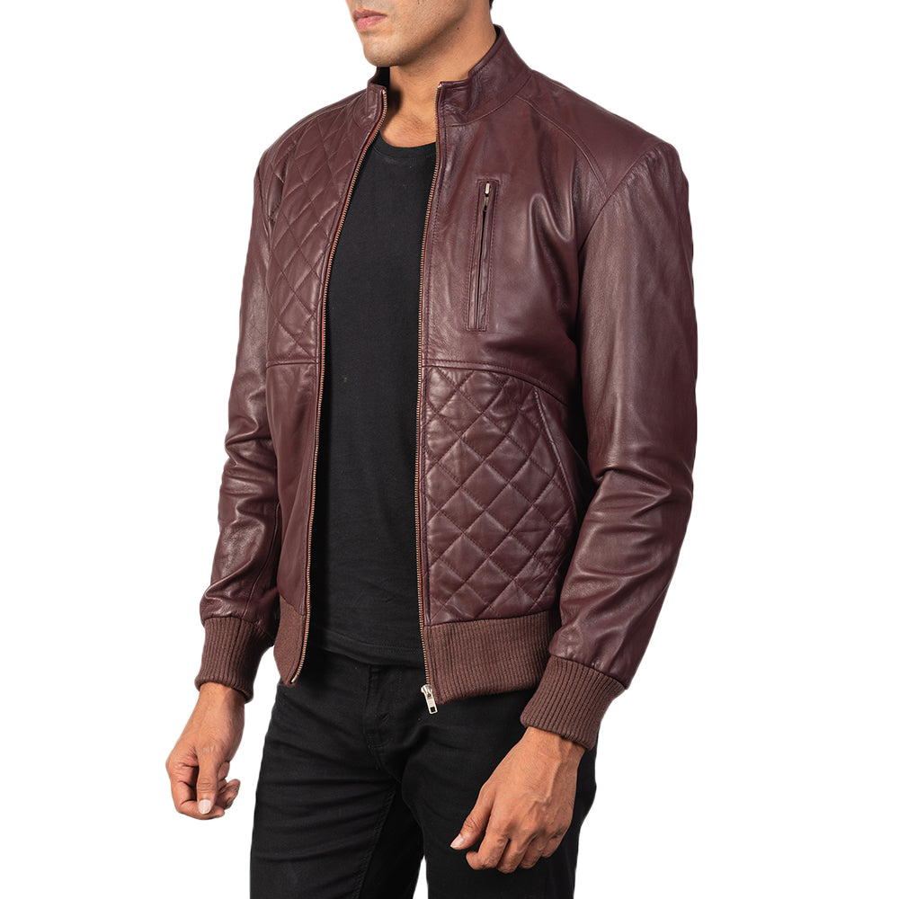 
مظهر الارتداء على موديل لـ  Moda Black Leather Bomber Jacket على عارض أزياء - انسيابية طبيعية في ضوء النهار