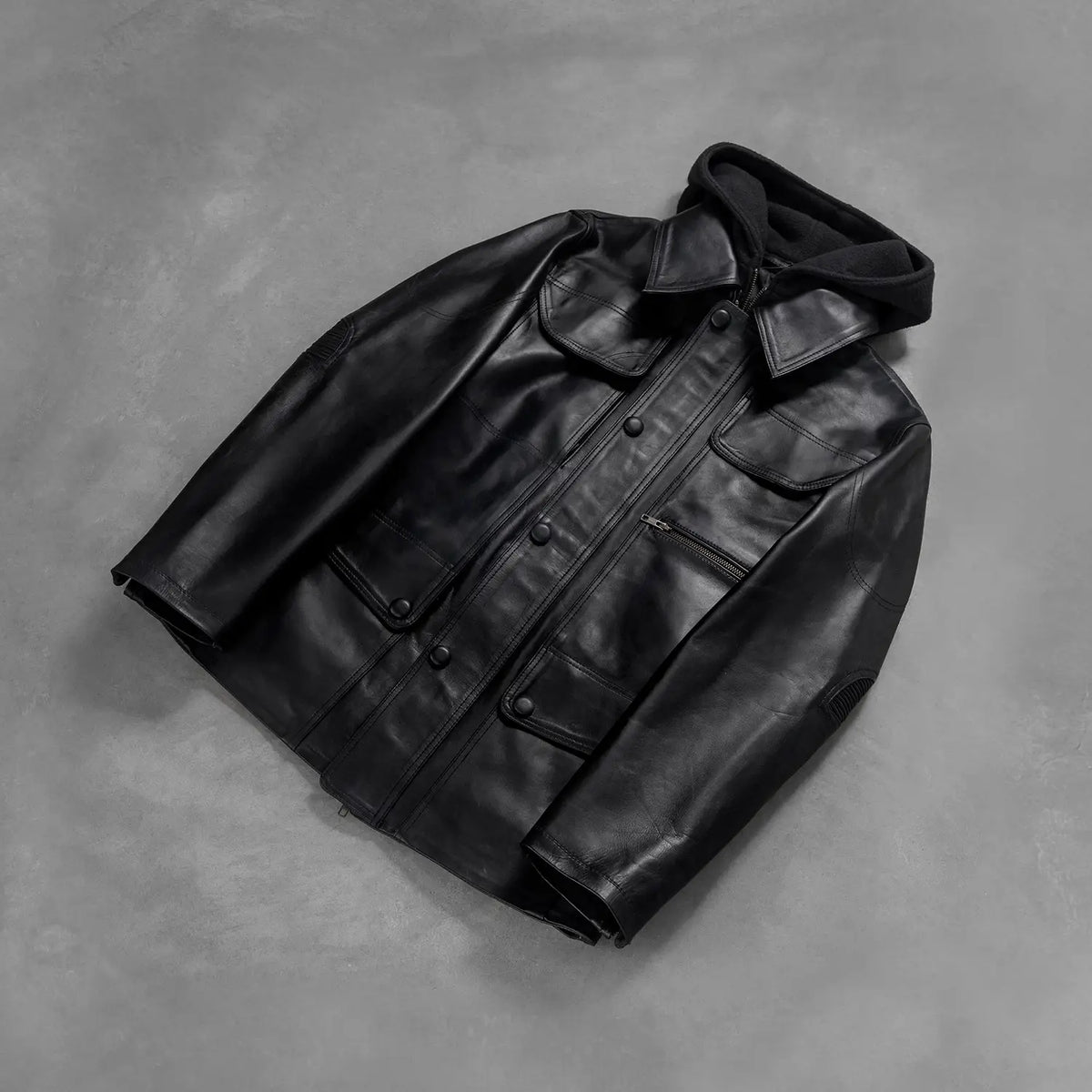 Styled Fit Perspective of Men's Moulder Hooded أسود جاكيت جلد رجالي on Model - Natural Daylight Drape