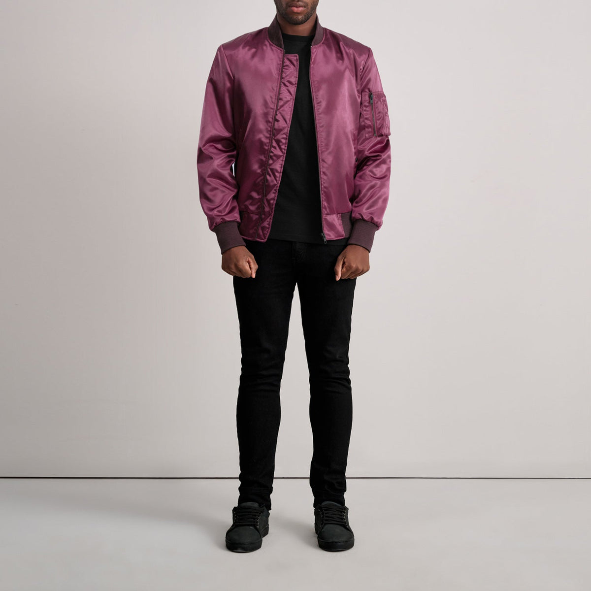 
تفاصيل مقربة of Varsity & Zipper Hardware on Quinton MA-1 عنابي جاكيت بومبر جلد رجالي