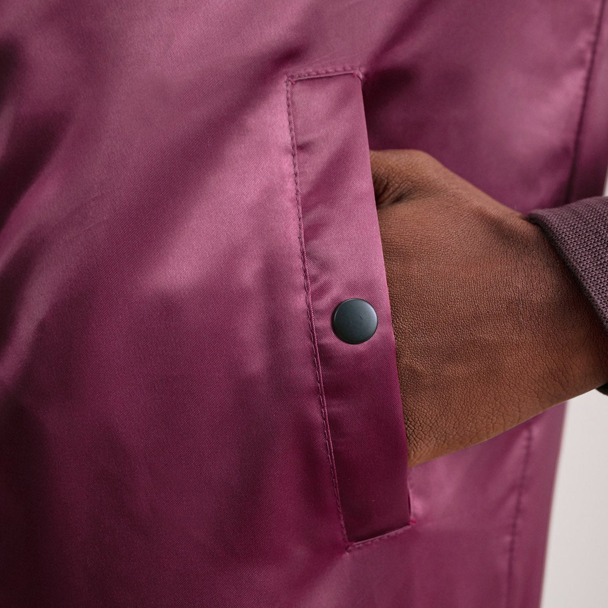 
عرض البطانة الداخلية Showing Polyester Lining & جيبان داخليان عمليان