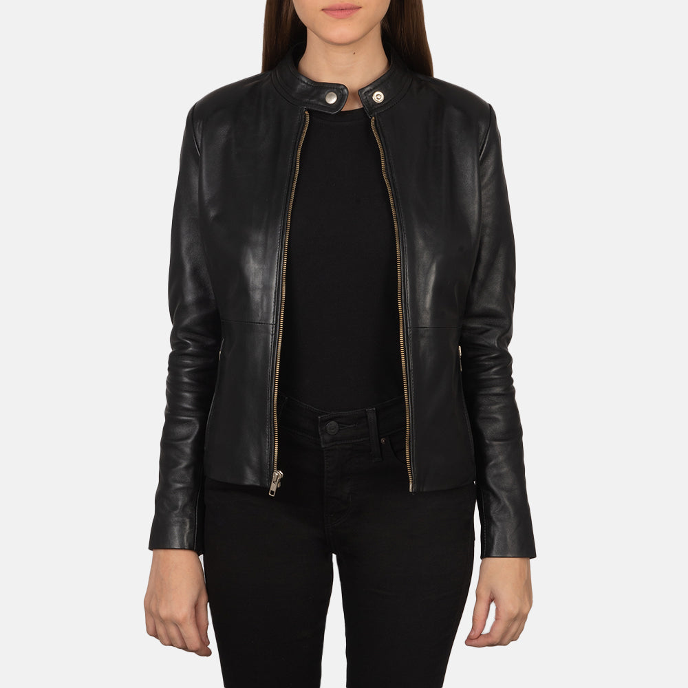 
مظهر الارتداء على موديل لـ  Rave Brown Leather Biker Jacket على عارض أزياء - انسيابية طبيعية في ضوء النهار