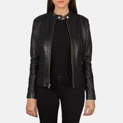
مظهر الارتداء على موديل لـ  Rave Brown Leather Biker Jacket على عارض أزياء - انسيابية طبيعية في ضوء النهار