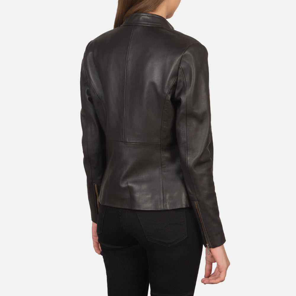 
تفاصيل مقربة للرقبة بزر ضغط والسحابات في Rave Brown Leather Biker Jacket