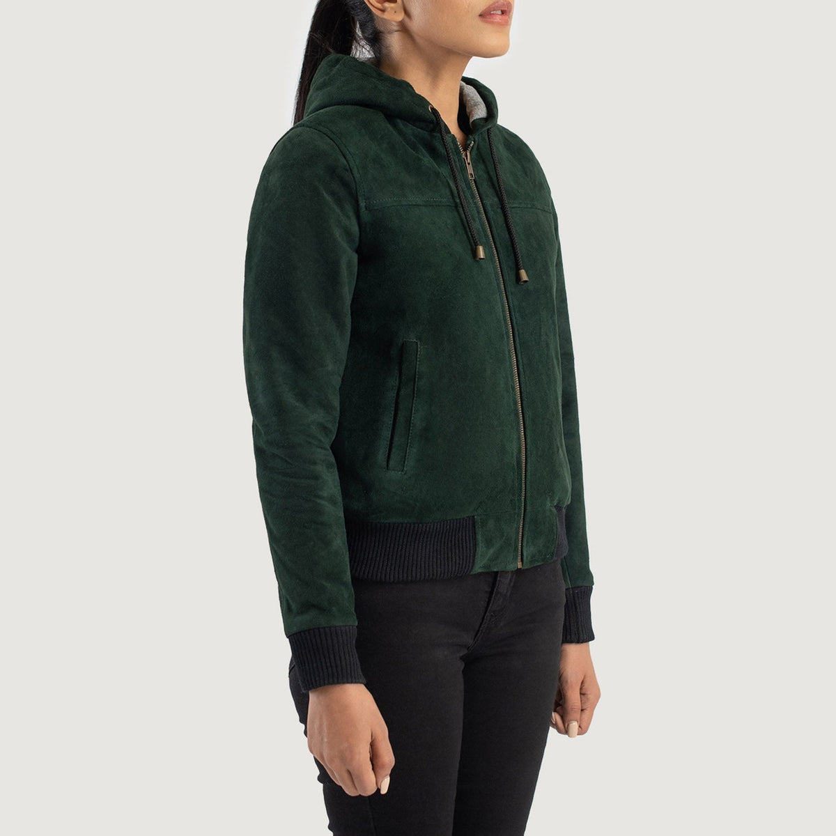 
Green Goatskin Suede Bomber Jacket - عرض خلفي يوضح تفصيل الأكتاف المتقن والحاشية النظيفة