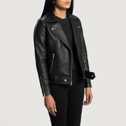 
مظهر الارتداء على موديل لـ  Rumy Maroon Leather Biker Jacket على عارض أزياء - انسيابية طبيعية في ضوء النهار
