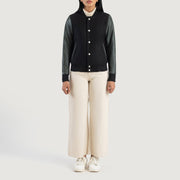 
Savant Green Hybrid Varsity Jacket - عرض جانبي يوضح قَصّة الأكمام المريحة