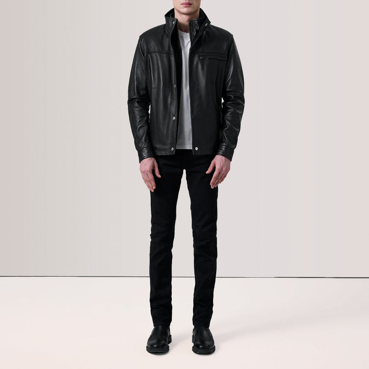 
Black Sheepskin Leather Biker Jacket - عرض خلفي يوضح تفصيل الأكتاف المتقن والحاشية النظيفة
