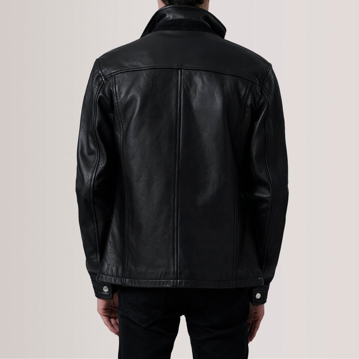 
تفاصيل مقربة للياقة وسحابات المعدن في Sean أسود Leather Classic جاكيت جلد رجالي For Men