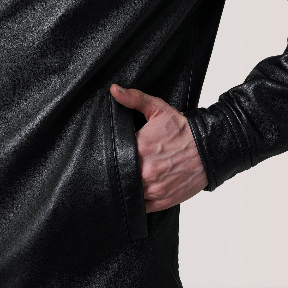 
عرض البطانة الداخلية Showing Quilted Polyester Lining & جيبان داخليان عمليان