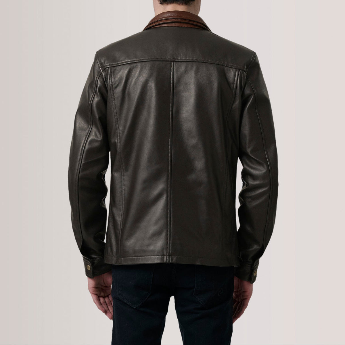 Close-Up Detail of Shirt &amp; Zipper Hardware on Sean بني Leather Classic جاكيت جلد رجالي For Men