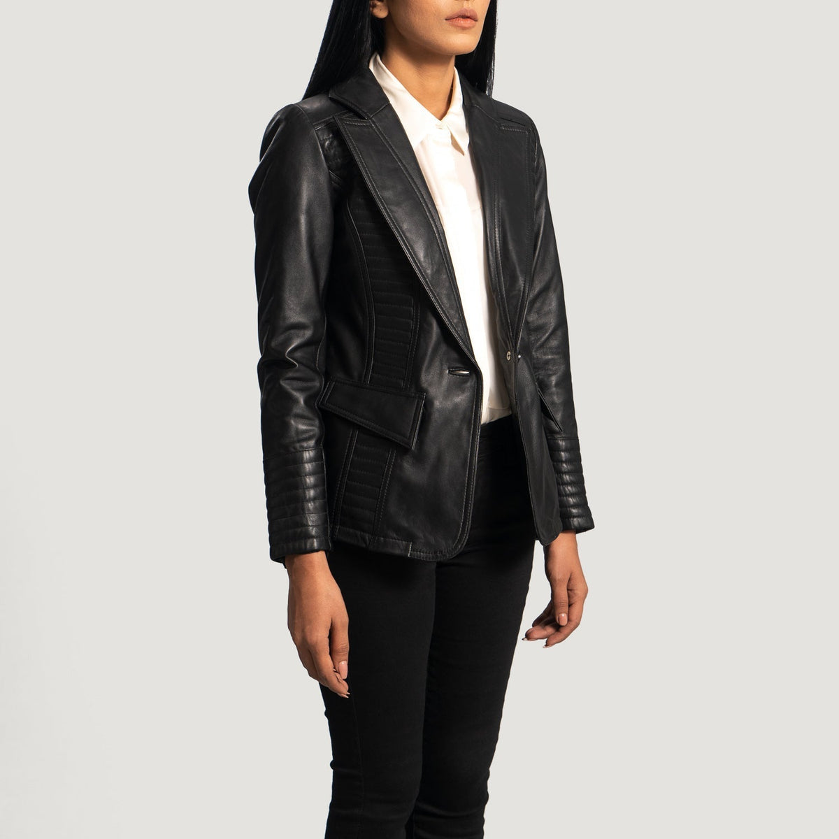 
Black Sheepskin leather Blazer - عرض خلفي يوضح تفصيل الأكتاف المتقن والحاشية النظيفة