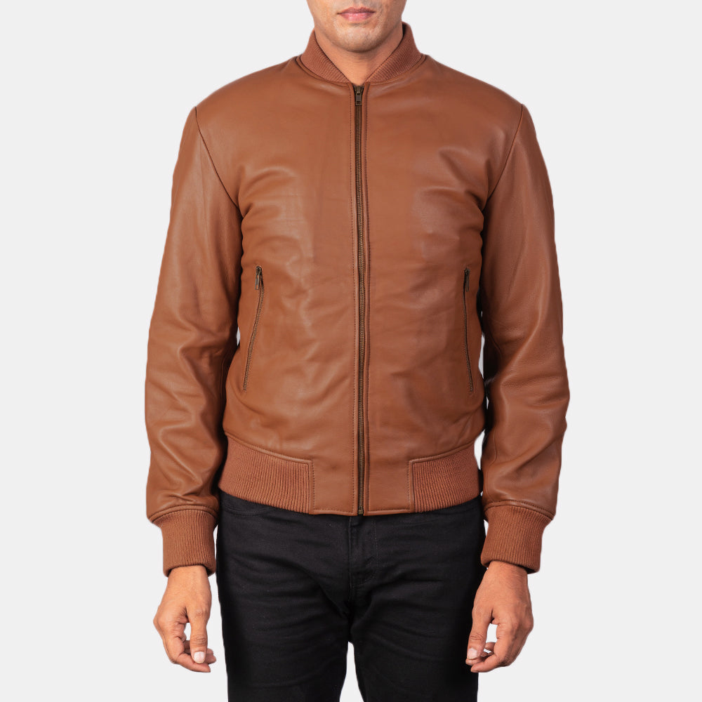 Close-Up Detail of Varsity &amp; Zipper Hardware on Men's Shane بني جاكيت بومبر جلد رجالي