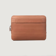 
The Baxter Brown Leather Laptop Sleeve For Men & Women - عرض جانبي يوضح قَصّة الأكمام المريحة