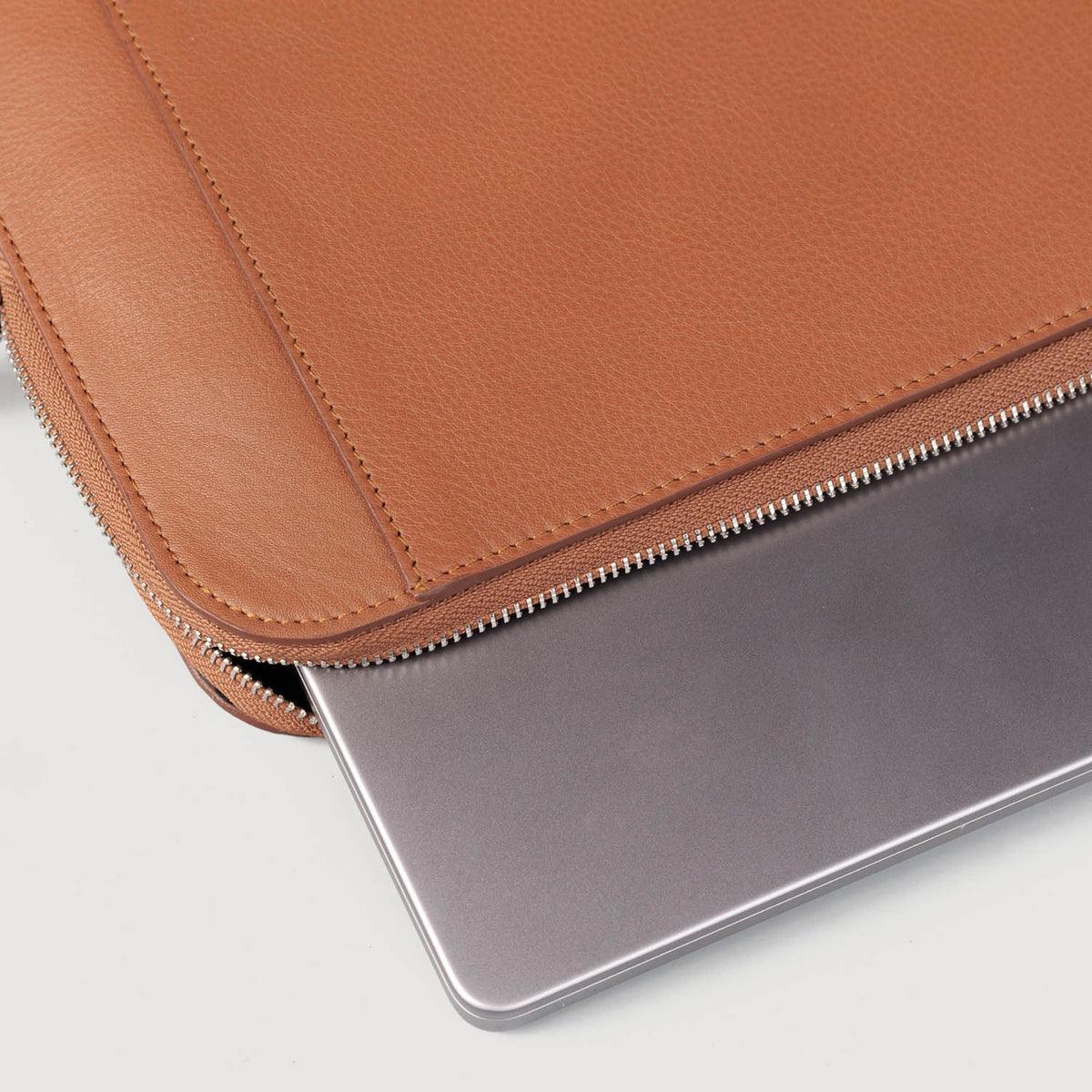 
تفاصيل مقربة of Classic Collar & Heavy-Duty Zipper Hardware on The Baxter Brown Leather Laptop Sleeve For Men & Women