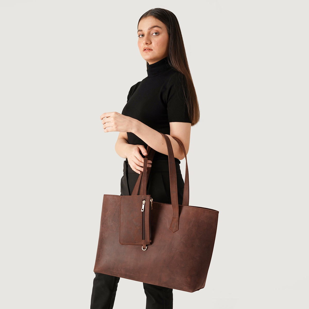 
Distressed Brown Full-Grain leather Bag - عرض خلفي يوضح أحزمة الجلد المقواة والخياطة المتقنة