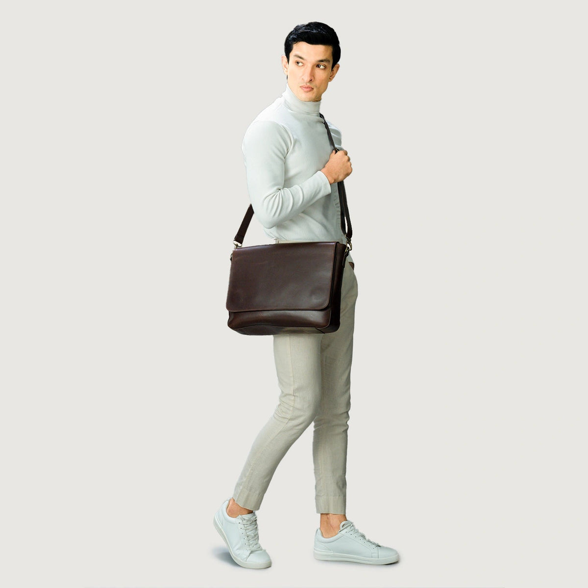 
Vintage Brown Full-Grain Leather Messenger Bag - عرض خلفي يوضح أحزمة الجلد المقواة والخياطة المتقنة
