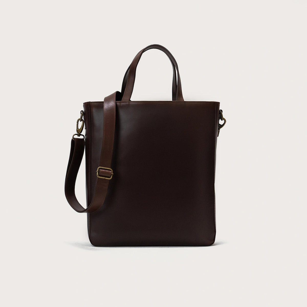 
The Poet Vintage Brown Leather Tote Bag For Men & Women in Vintage Brown Full-Grain Leather - Full Exterior عرض أمامي وقَصّة مفصلة أنيقة | شراء أونلاين عبر المتجر الرسمي