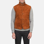 Close-Up Detail of Notch with removable throat latch &amp; Button Hardware on Men's Tony بني Suede Vest رجالي