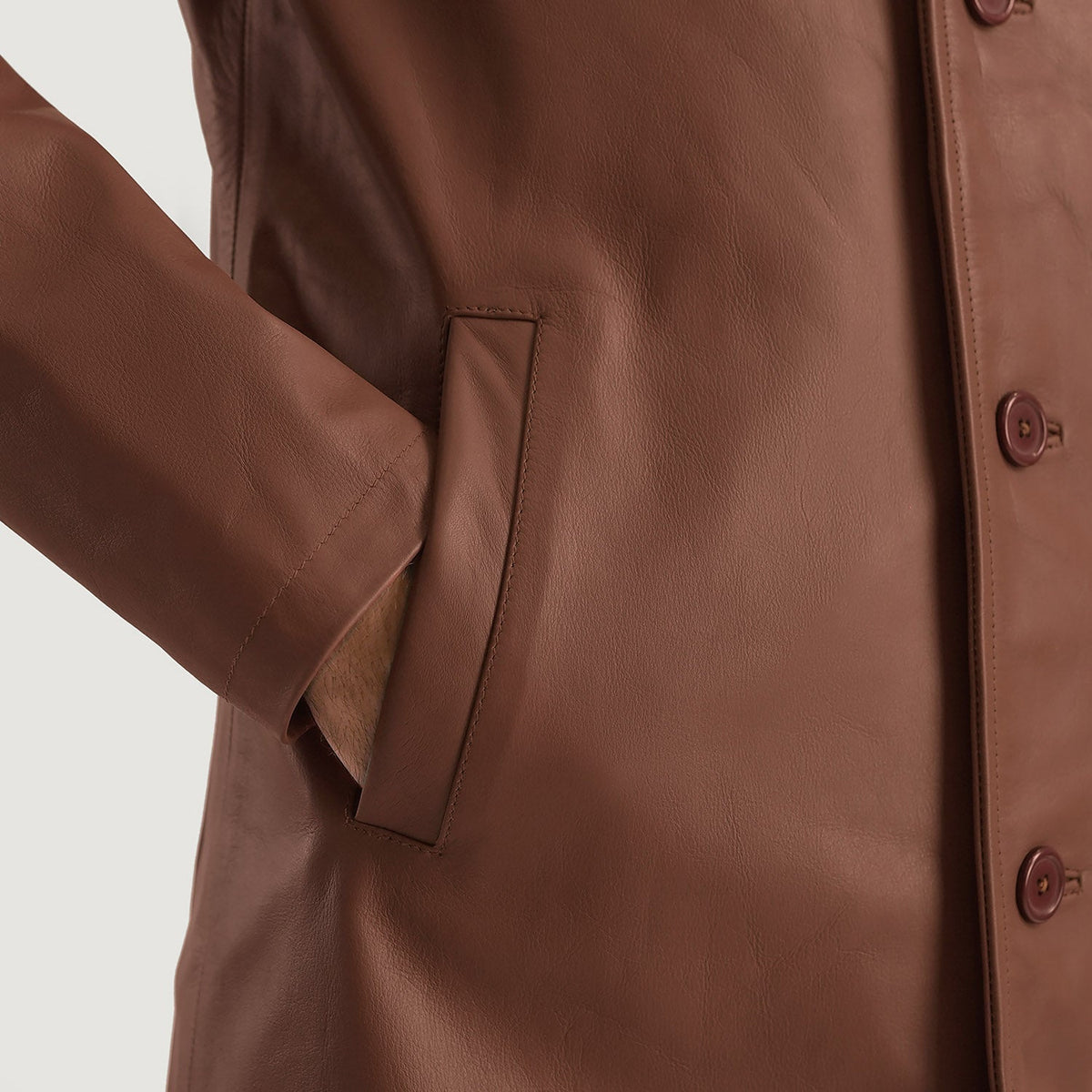 
عرض البطانة الداخلية Showing Quilted Polyester Lining & جيبان داخليان عمليان