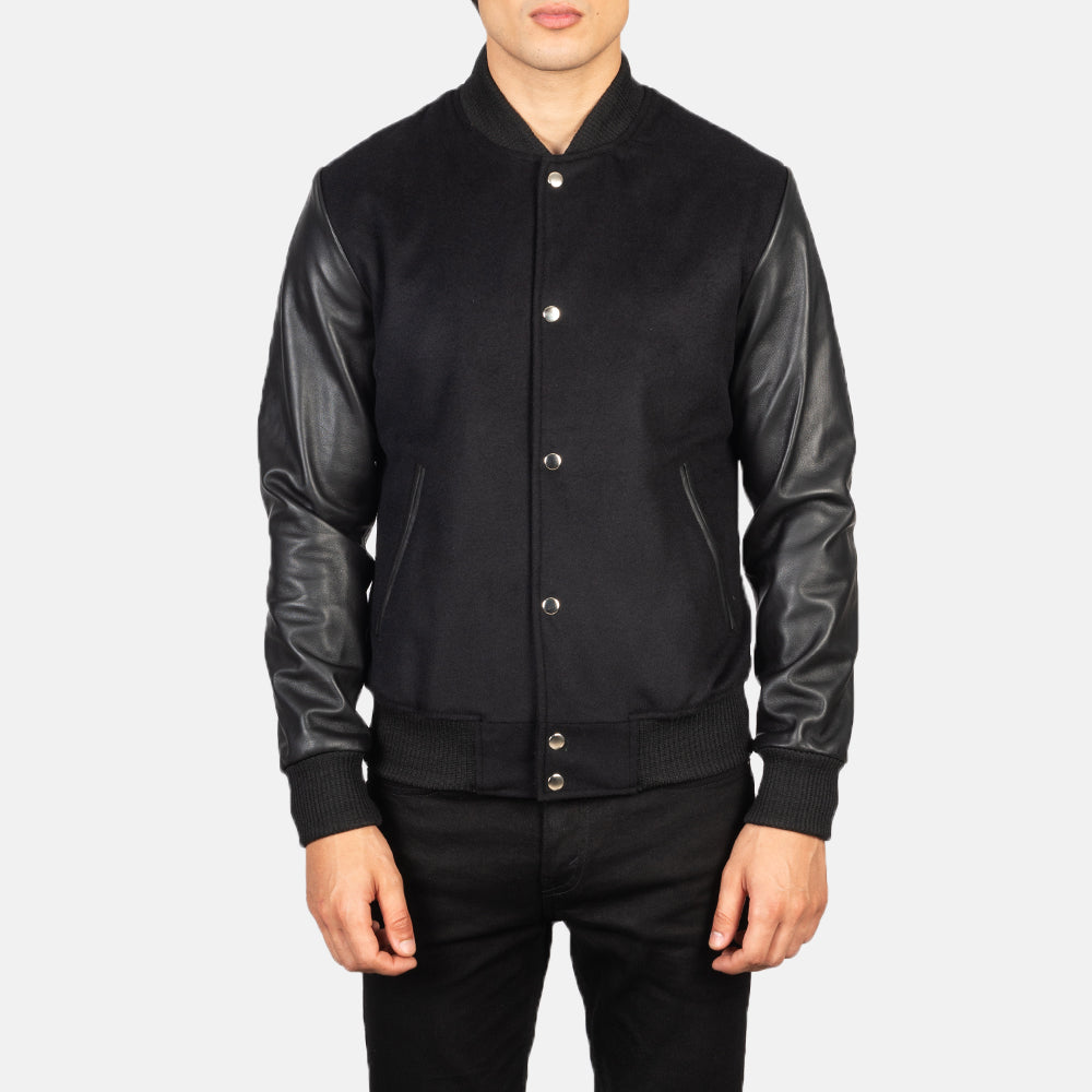 Close-Up Detail of Varsity &amp; Snap Buttons Hardware on Men's Vaxton أسود Hybrid Varsity جاكيت جلد رجالي