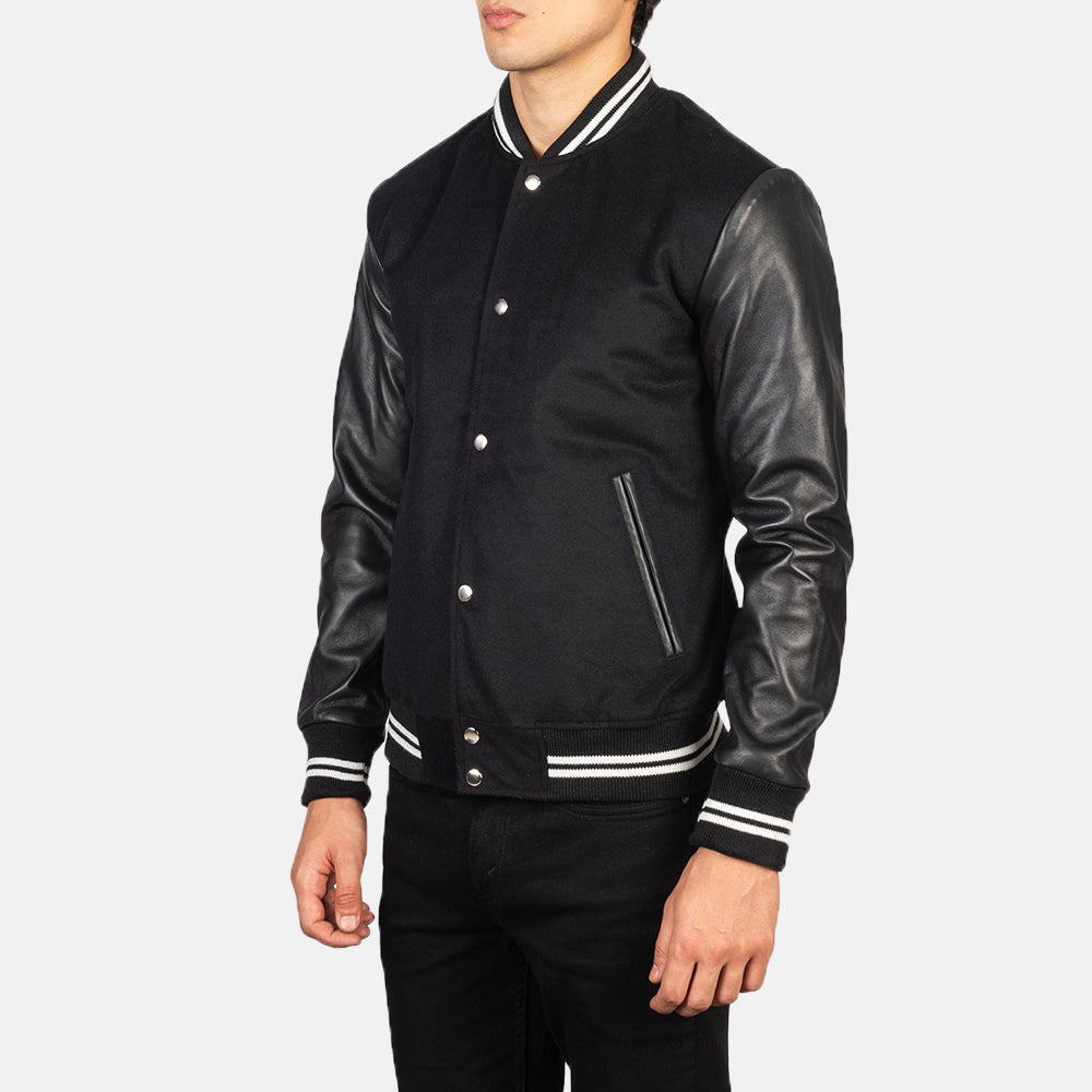 
Black Sheepskin Leather Varsity Jacket - عرض خلفي يوضح تفصيل الأكتاف المتقن والحاشية النظيفة