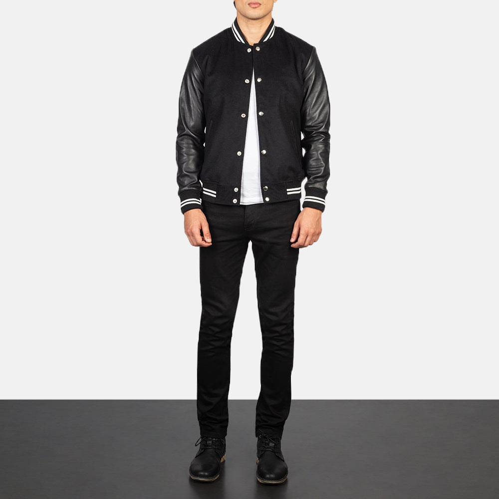 
Vaxton أسود Striped Hybrid Varsity جاكيت جلد رجالي - عرض جانبي يوضح قَصّة الأكمام المريحة