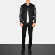 
Vaxton أسود Striped Hybrid Varsity جاكيت جلد رجالي - عرض جانبي يوضح قَصّة الأكمام المريحة