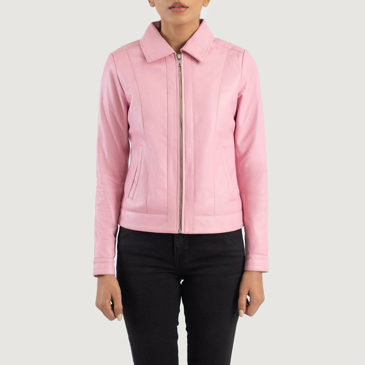 
تفاصيل مقربة للياقة وسحابات المعدن في Vixen Pink Classic Collar Leather Jacket