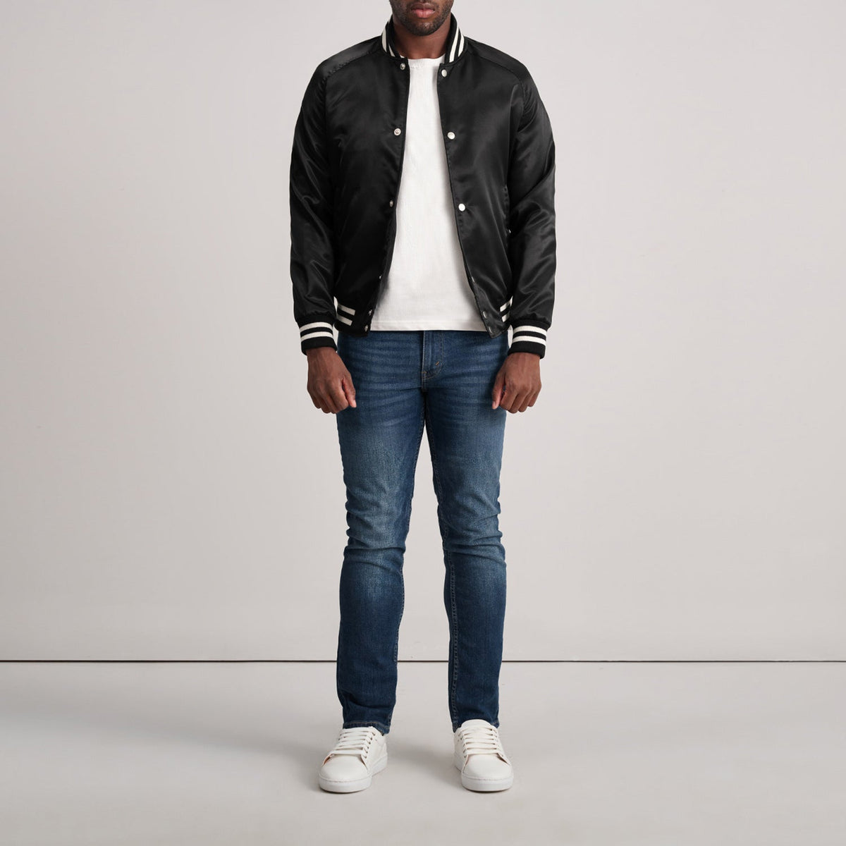 Close-Up Detail of Varsity &amp; Button Hardware on Xander أسود Varsity جاكيت جلد رجالي